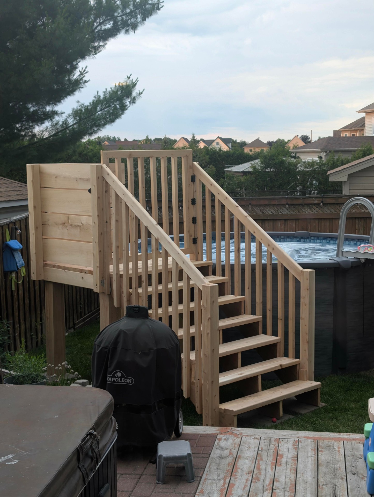 Deck de piscine en cèdre réalisé avec le bois de CEBoréale